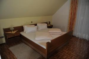 Letto o letti in una camera di Gasthaus - Gästehaus Schusterbauer