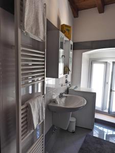 een badkamer met een wastafel en een spiegel bij Appartamenti al Golfo in Salò +57 foto's