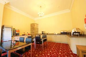 Kuchyň nebo kuchyňský kout v ubytování Edgerton Hotel