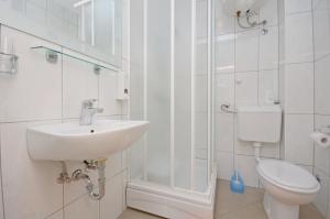 een badkamer met een toilet, een wastafel en een douche bij Apartments Marija in Hvar