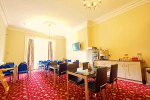 Kuchyň nebo kuchyňský kout v ubytování Edgerton Hotel