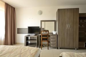 a bedroom with a desk with a computer and a mirror at Vila Maria Snagov in Snagov