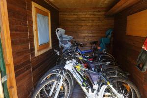 un paio di biciclette parcheggiate in una cabina di Chalets Zelena Vrata a Fužine