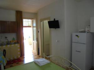 eine Küche mit einem weißen Kühlschrank und eine Küche mit einem Fenster in der Unterkunft Le Turciane Casavacanze in Castro di Lecce
