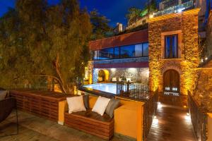 ein Haus mit einer Bank und einem Pool in der Unterkunft Casa del Rector Hotel Boutique in Guanajuato