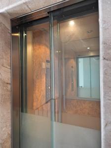 een glazen deur van een gebouw met een spiegel bij Appartamenti al Golfo in Salò