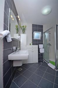 Koupelna v ubytování House Lara + 37 fotografií
