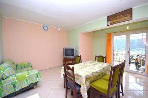 TV a/nebo společenská místnost v ubytování Apartments Kata