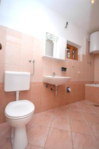 Koupelna v ubytování Apartments Kata