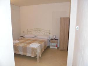 Dormitorio pequeño con cama y mesa en Le Turciane Casavacanze, en Castro di Lecce