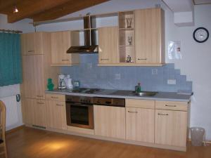 A kitchen or kitchenette at Haus Gartenheim Még 16 kép