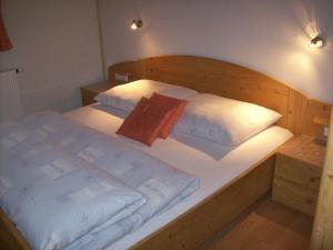 A bed or beds in a room at Haus Gartenheim