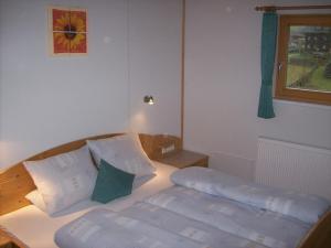 A bed or beds in a room at Haus Gartenheim