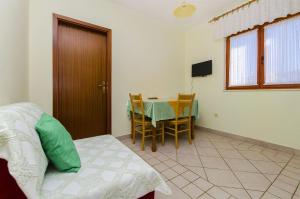 sypialnia ze stołem i pokój z łóżkiem w obiekcie Apartments Toni w Primošten