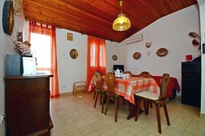 een eetkamer met een tafel en stoelen bij Apartments Katica in Trogir