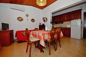 een keuken met een tafel en stoelen in een kamer bij Apartments Katica in Trogir