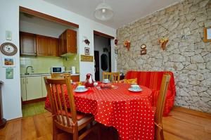 een tafel met een rode en witte stippellijn bij Apartments Katica in Trogir