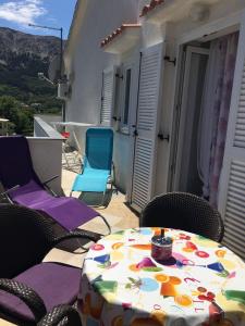 a patio with a table and chairs on a balcony at Apartments Bruno in Jurandvor