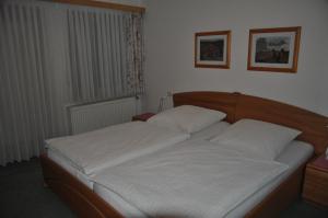 A bed or beds in a room at Haus Waldblick