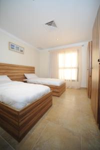 Postel nebo postele na pokoji v ubytování Terrace Furnished Apartments- Salmiya