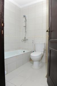 Kylpyhuone majoituspaikassa Terrace Furnished Apartments- Salmiya