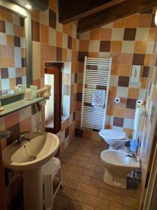リモーネ・ピエモンテにあるHotel Piccolo Parcoのバスルーム(洗面台、トイレ付)