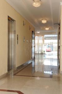 um átrio vazio com elevador num edifício em Terrace Furnished Apartments- Salmiya em Kuwait