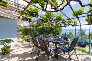 - une table et des chaises sur une terrasse avec vue sur l'océan dans l'établissement Apartments Milan, à Medveja