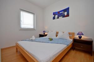Postel nebo postele na pokoji v ubytování Apartments and Rooms Mladen