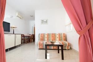 TV a/nebo společenská místnost v ubytování Apartments Ksenija
