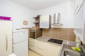 Kuchyň nebo kuchyňský kout v ubytování Apartments Ksenija