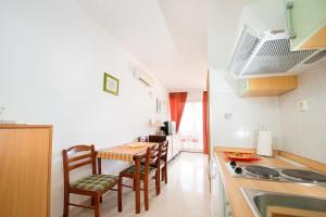 Kuchyň nebo kuchyňský kout v ubytování Apartments Ksenija