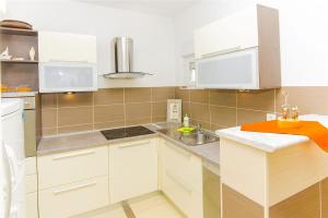 Kuchyň nebo kuchyňský kout v ubytování Apartments Ksenija