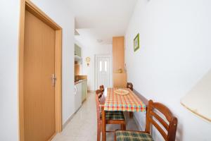 Kuchyň nebo kuchyňský kout v ubytování Apartments Ksenija