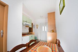 Kuchyň nebo kuchyňský kout v ubytování Apartments Ksenija
