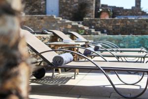 アギオス・ステファノスにあるCasa Di Mare by Elite Estatesの手掛けのベンチが並ぶ