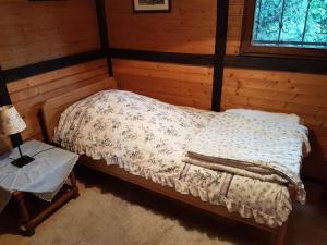 um quarto com uma cama num chalé de madeira em Opdenberg em Dusseldorf