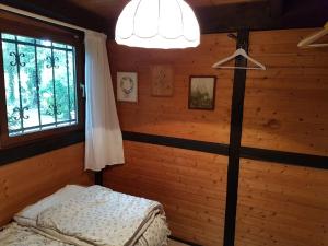 um quarto com uma cama num quarto com uma janela em Opdenberg em Dusseldorf