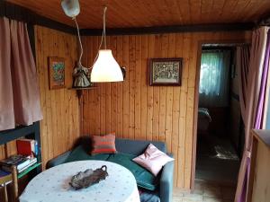 ein Wohnzimmer mit einem Tisch und einem Sofa in der Unterkunft Opdenberg in Düsseldorf