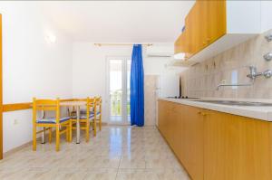 Kuchyň nebo kuchyňský kout v ubytování Apartments Tiho i Pave