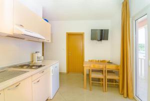 Kuchyň nebo kuchyňský kout v ubytování Apartments Tiho i Pave