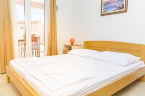 Postel nebo postele na pokoji v ubytování Apartments Tiho i Pave