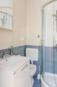 Koupelna v ubytování Apartments Tiho i Pave