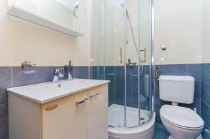 Koupelna v ubytování Apartments Tiho i Pave