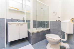 Koupelna v ubytování Apartments Tiho i Pave
