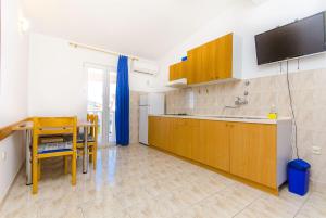 Kuchyň nebo kuchyňský kout v ubytování Apartments Tiho i Pave