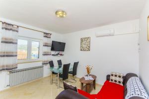 een woonkamer met een bank en een tafel bij Apartment Marijana in Trogir