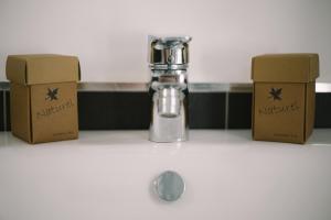 Příslušenství pro přípravu čaje a kávy v ubytování Blue Bay