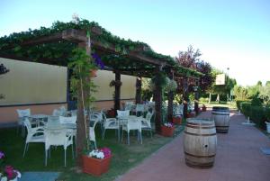 A garden outside Hotel Cuatro Calzadas