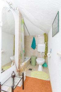 een badkamer met een toilet en een bad bij House Silvana in Postira